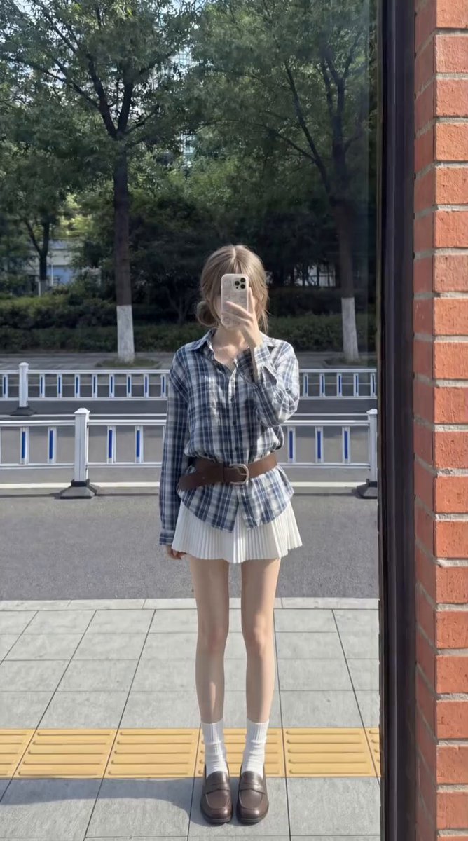 街头白丝短裙少女自拍诱惑，超短裙风吹欲露春光无限！