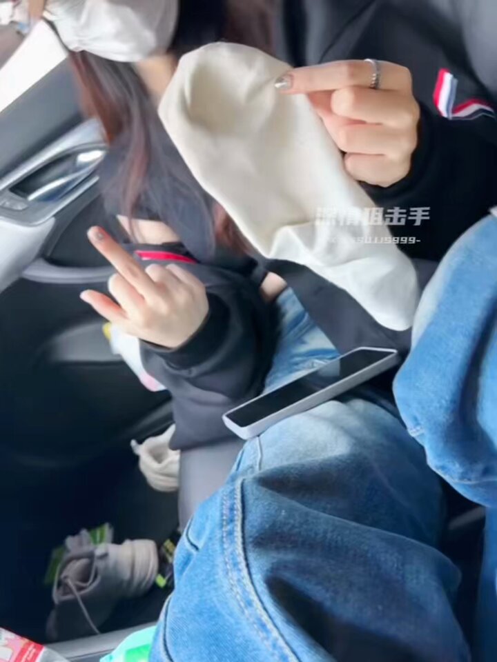 兄弟们我尽力了，为了满足兄弟们的小癖好，我从昨晚一直憋到现在才释放到妹子的袜子里，各种不同场景的偷玩，总有你喜欢的… 