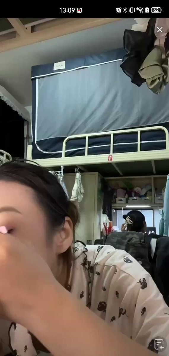 寮の美女が自分でオナニーして絶頂！指で穴を挿入し激しく噴射、123av.fun独占の盗撮