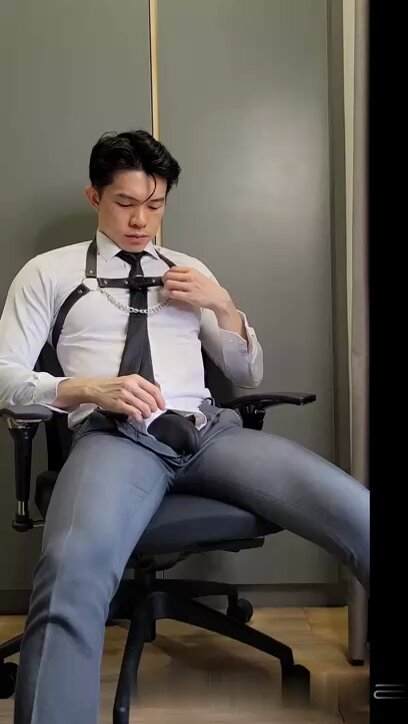 GV: Urban, glattrygget mann med brystvorter klemt fast i onanikopp, selvtilfredsstillende og ejakulerer