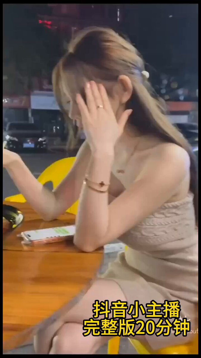 街頭ギャルの乳露出＆大乳揉み狂い！2025 超刺激の露出プレイ