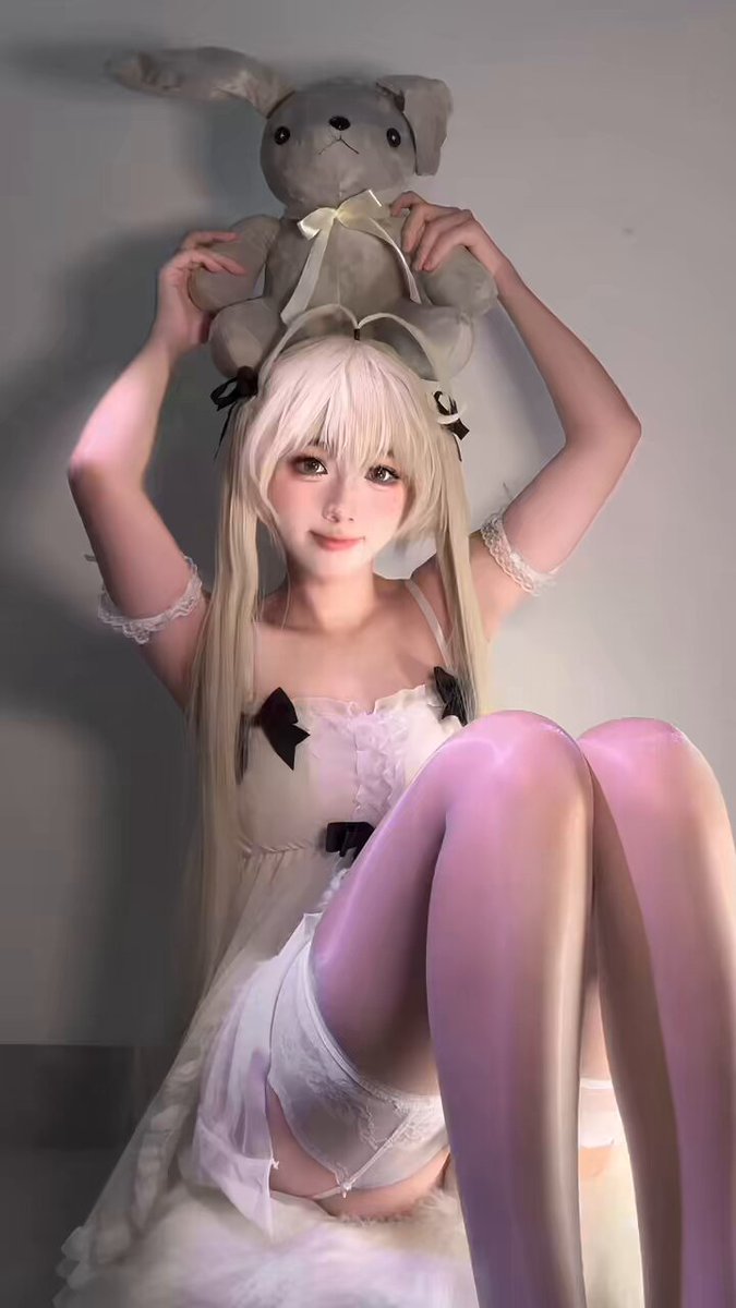 白毛兔女郎诱惑大开腿！粉嫩美腿丝袜私处全露