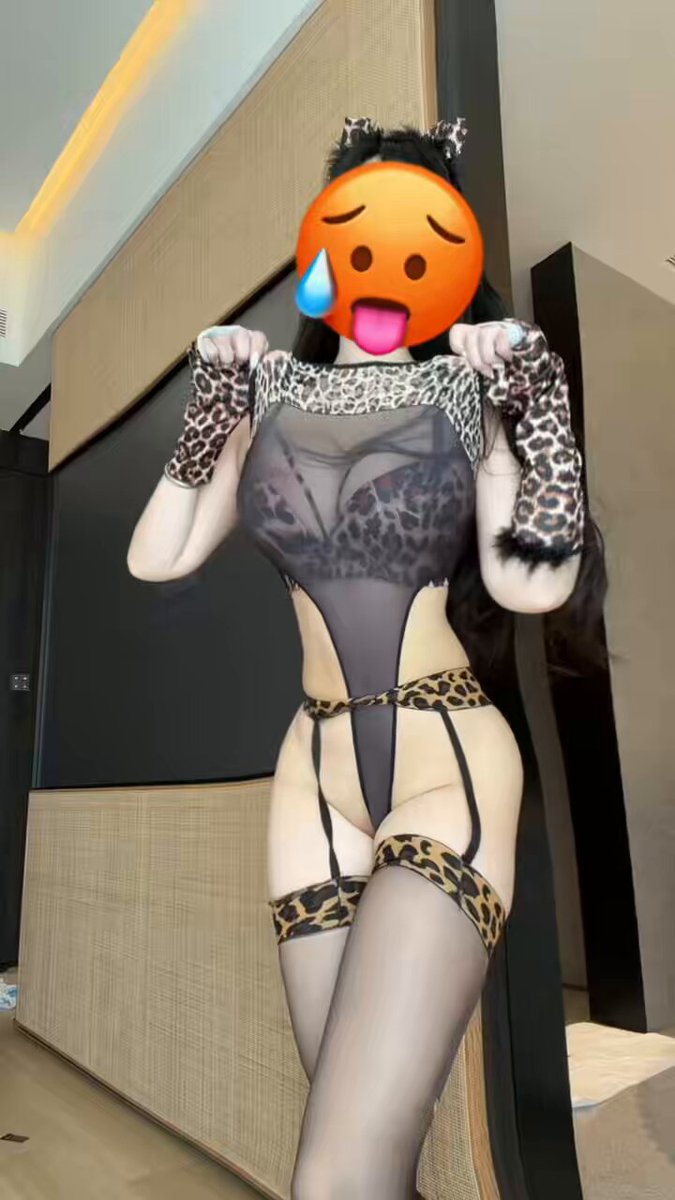 Sexy Leopard-Print Catgirl Sticks Out Her Tongue to Tease! Black Stockings Open-Crotch Bodysuit Shows Perky Butt and Gorgeous Legs