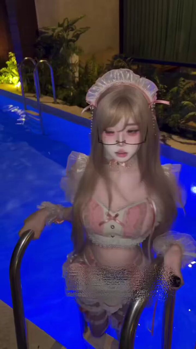 プールサイドのピンクメイド誘惑！爆乳ロリが濡れて胸を揺らし狂おしく挑発