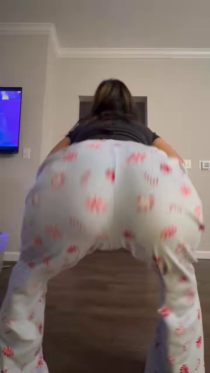 Christmas Curvy Booty Babe Drops Her Pants to Reveal Her Anus and Flaunt Her Perky Butt