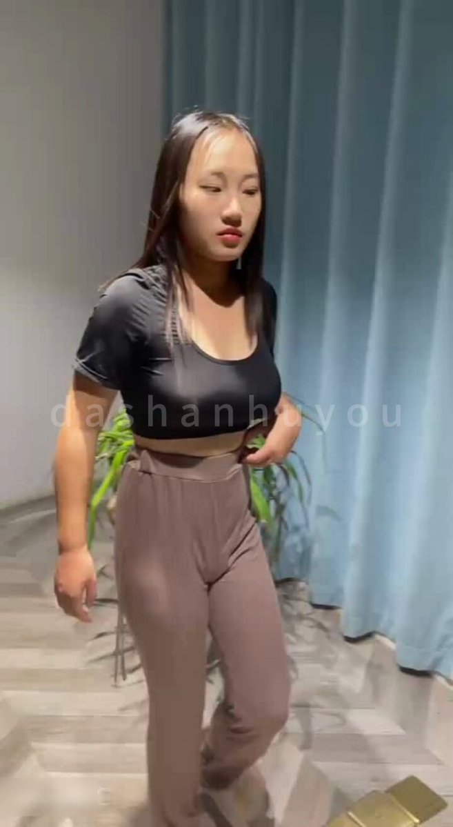 アジアのキュートな美女がレギンスで胸を見せつける誘惑、ベッドでの腰くねりが超セクシー！