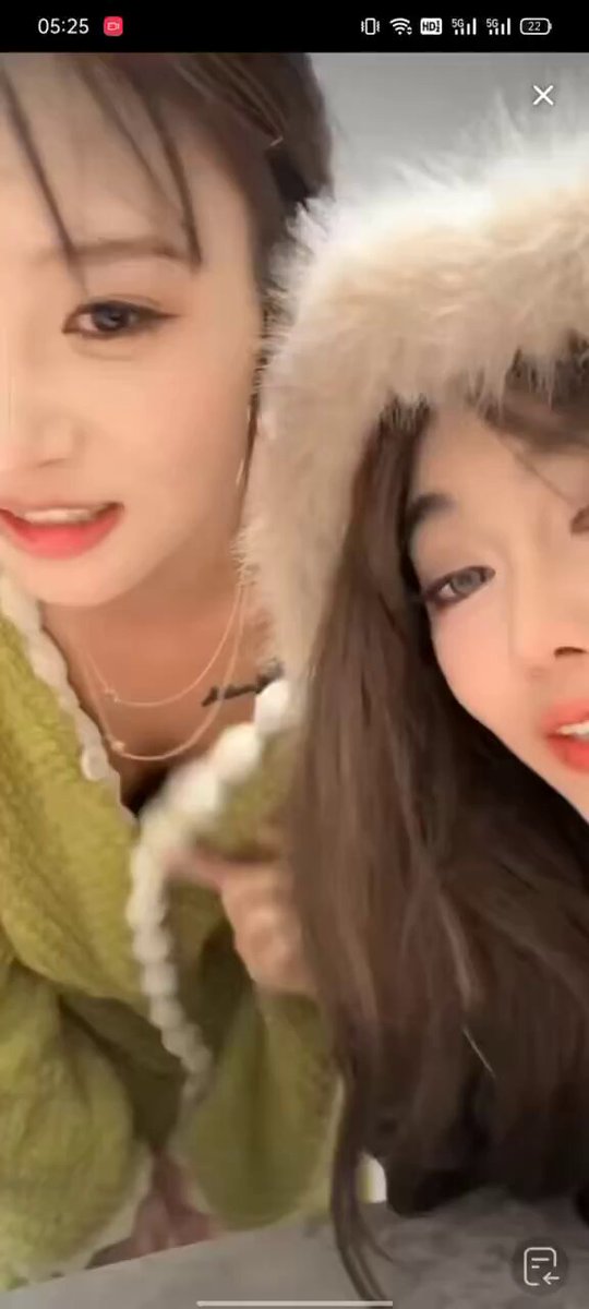 两美女毛帽诱惑！樱桃小嘴贴脸舔唇超撩人