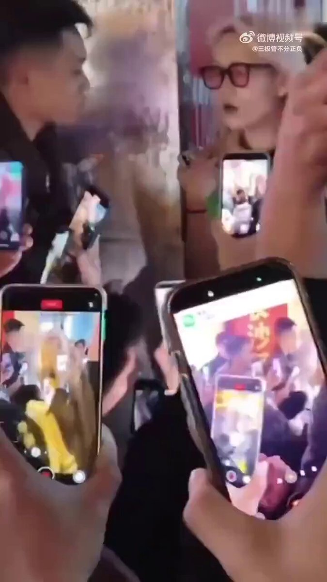 偶像粉丝围堵骚乱！眼镜妹粉嫩大奶挤压男神，警察绿帽男冲入群P