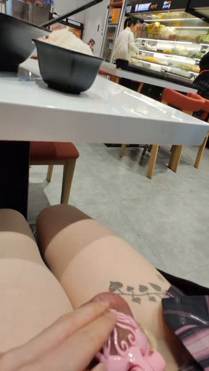 为了完成主人的任务，雌堕伪娘坐在角落的饭桌旁，周围流动的人群在这种环境下一直刺激的你的大脑，仿佛有一种声音在暗示你“快看我，我是一只雌堕母...