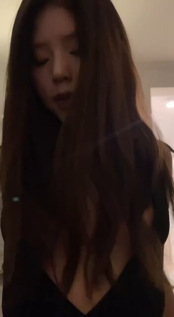 Long-haired beauty in black stockings bares her breasts and wildly masturbates to orgasm! 123av.fun exclusive