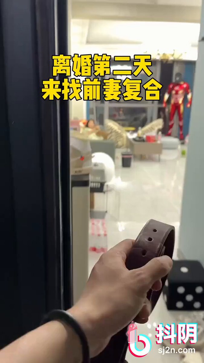 绿裙美女沙发诱惑！神秘男人上手玩弄项圈调教