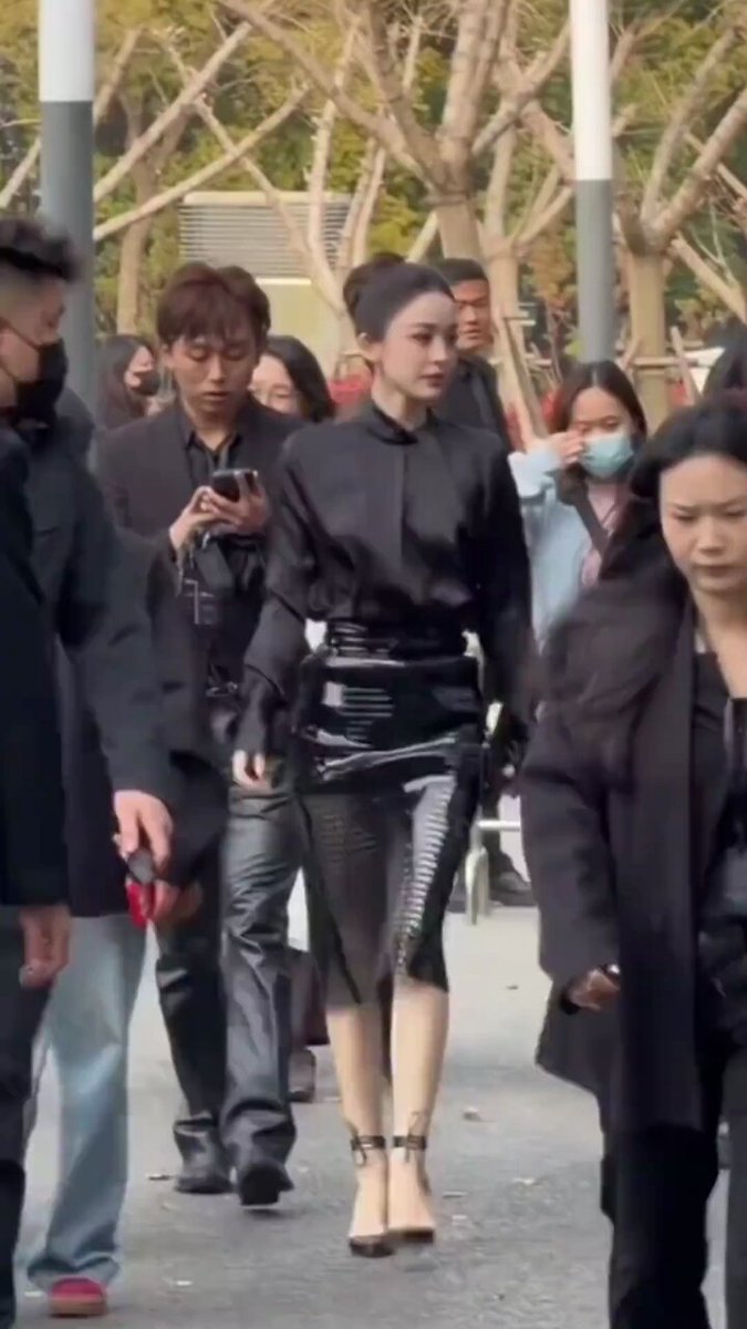 赵今麦 Street Seduction: Black Stockings and a Tight Skirt Catwalk — High Heels and Swaying Legs!