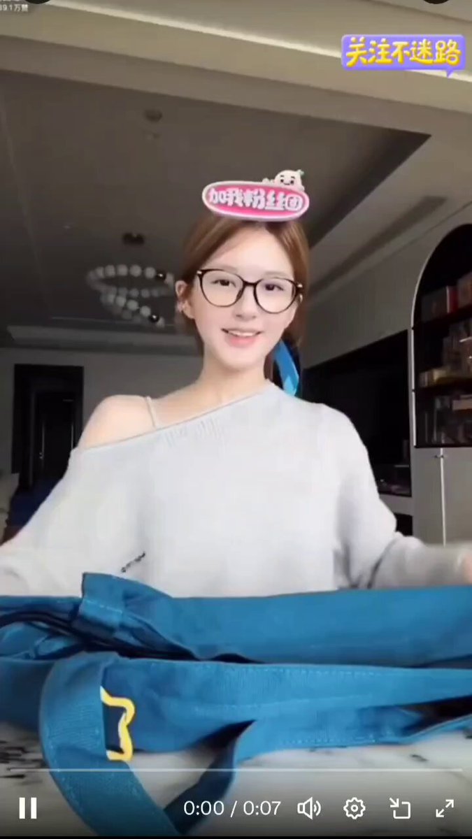 赵露思 直播掀衣服走光 看到白色的小内内了😍😍😻 