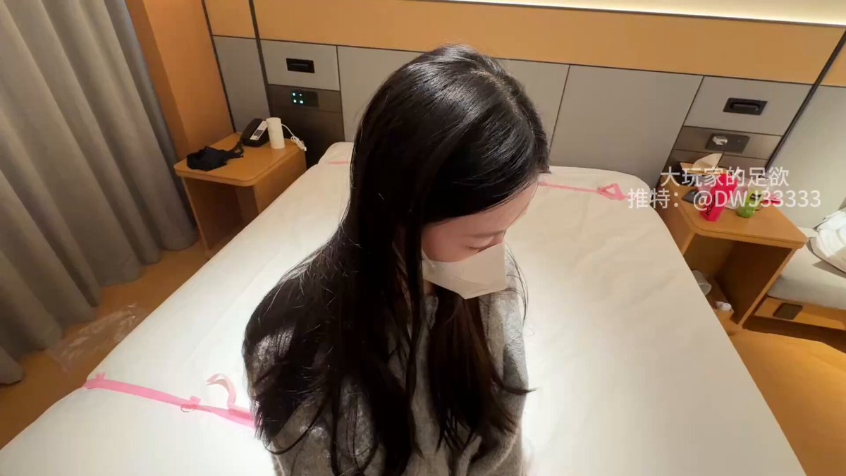 足瘾来了之——反差特别大的一个模特，见面时就像邻家妹妹一样的乖乖女，褪下长裤竟然有好几处纹身，该说不说这个纹身确实好看~审美不错~「北京妹子」 