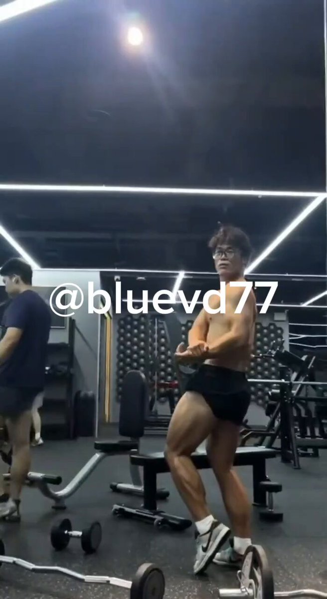 Glasses-wearing muscular man fully exposes his big dick in the gym!
