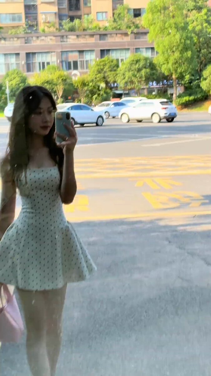 小清新美女超短点裙露腿自拍！翘臀美腿勾引路人停车狂撩