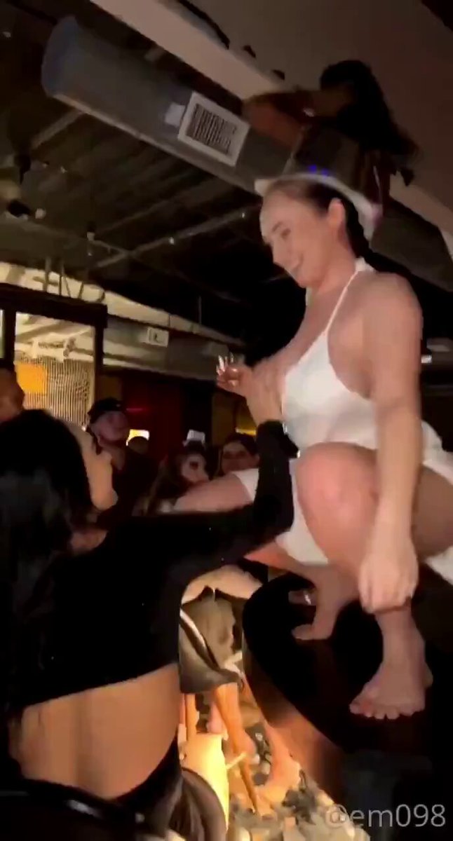 バーのカウンターで白いスリットドレス美女がワイルドに腰を振り、胸を露出したホットダンス！