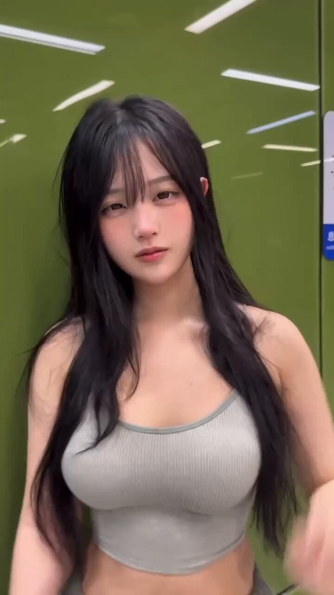 पूरी तरह से शौकिया लोगों द्वारा विकसित, जिसमें सिर्फ़ मासूम और नेकदिल युवतियाँ ही हैं। कुछ ऑनलाइन लोन के कारण कर्ज़ में हैं, कुछ नया आईफ़...