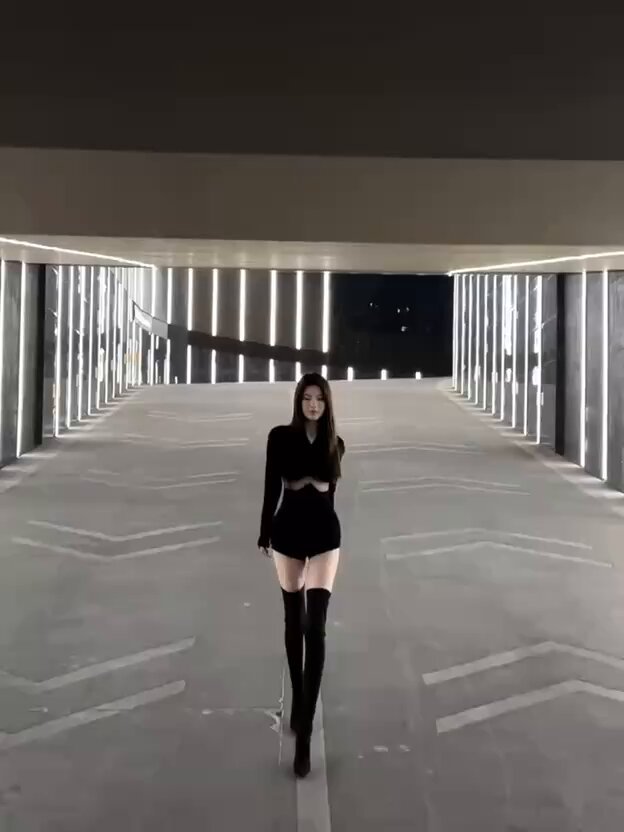 #上海🦜 
真🐻F，标准漫画身材，腰围64，臀围100，胸围98，平面模特  网红御姐  洋气大牌
胸型超美不下垂，常年健身S曲线，丰臀肥乳，无小肚子无赘...