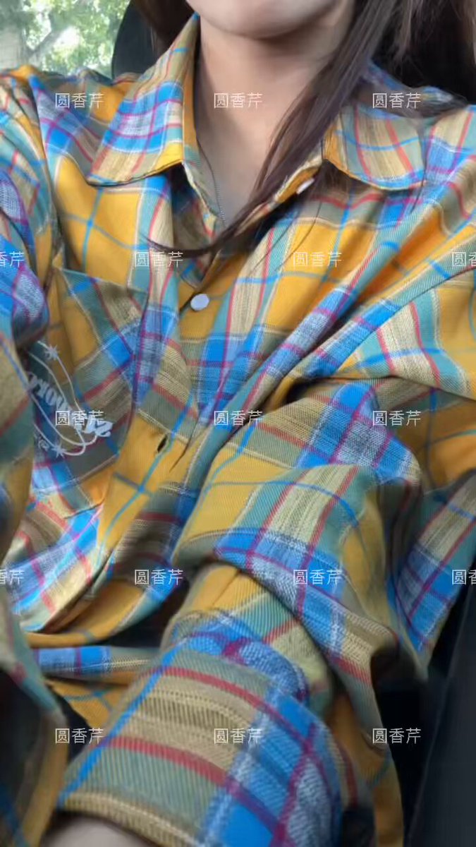 车内格子衫爆乳诱惑！长发美女解扣露奶头自摸玩奶超撩人