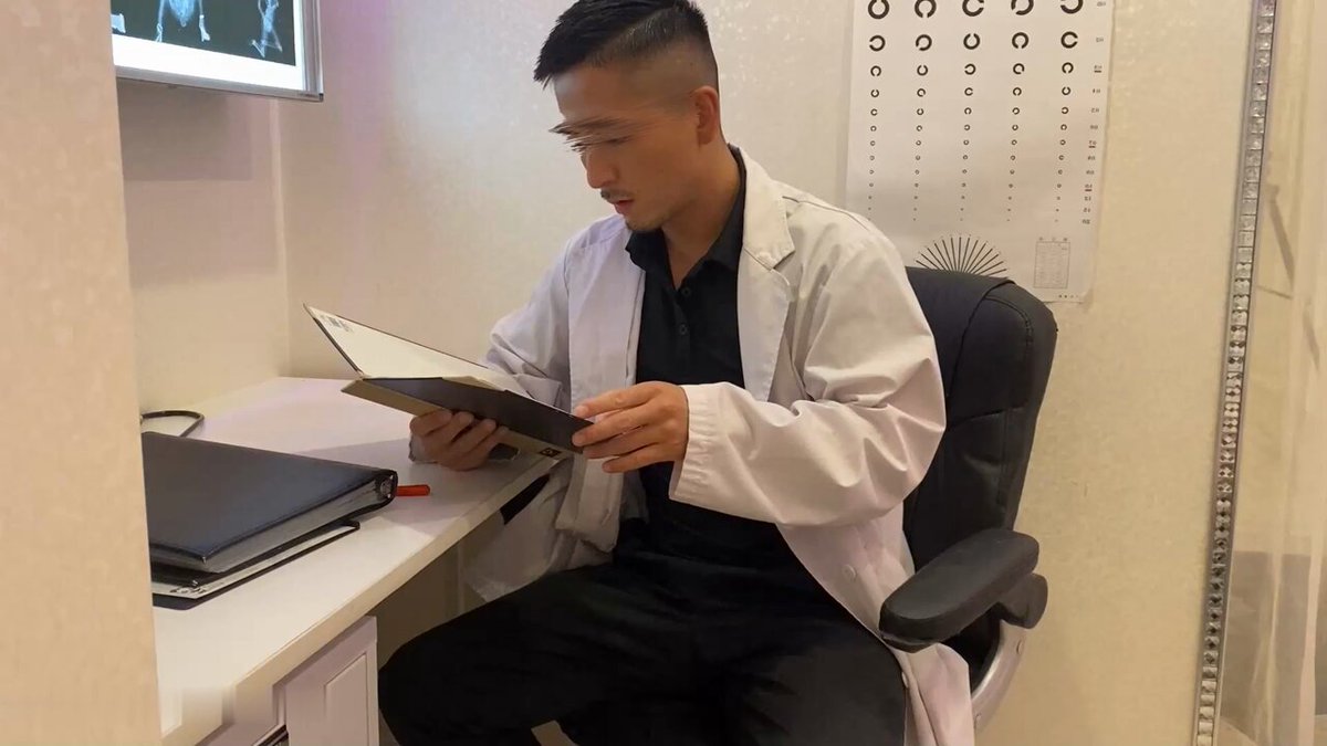 イケメン医師の診察室調教：聴診で太ももを触り、敏感な箇所を直撃！