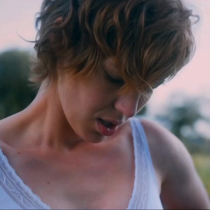 短发女性在户外裸露并呻吟