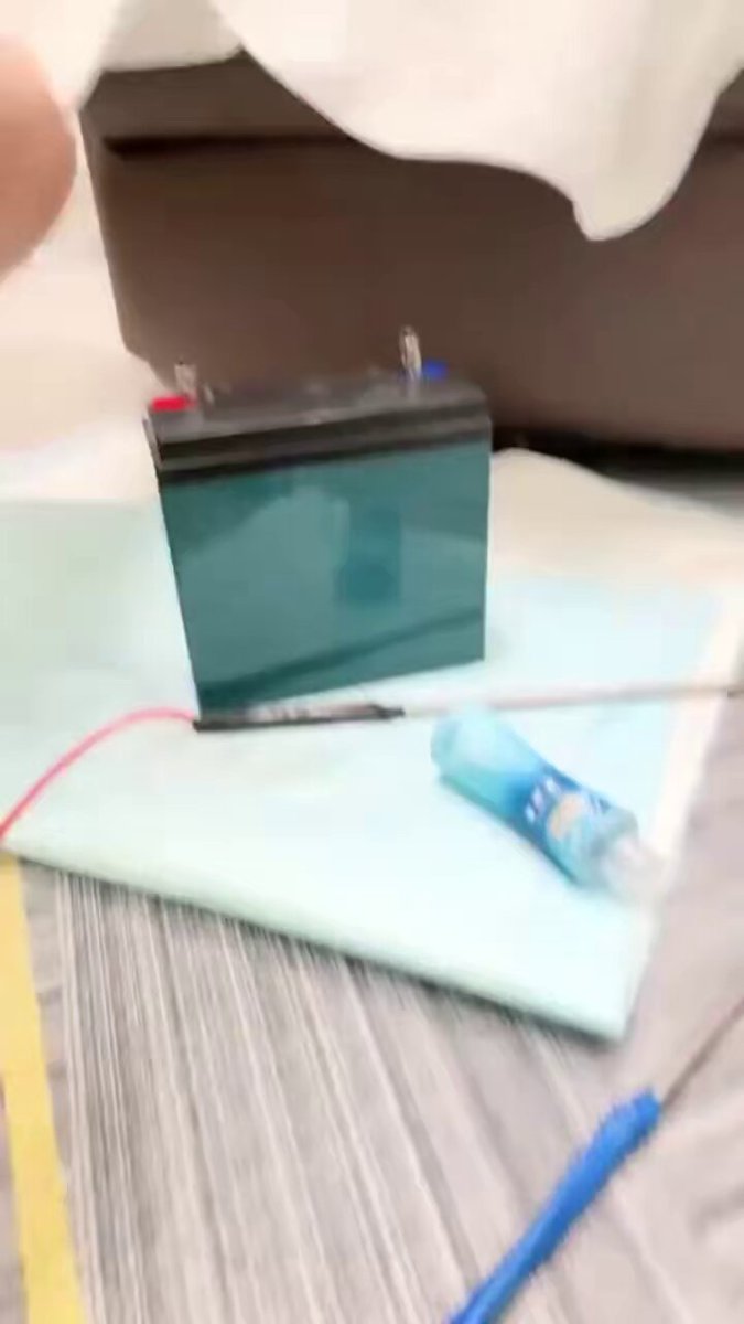 ビッチの陰唇に電撃と針刺しでイキ噴射！黒スト美脚を大開脚して電気プレイ