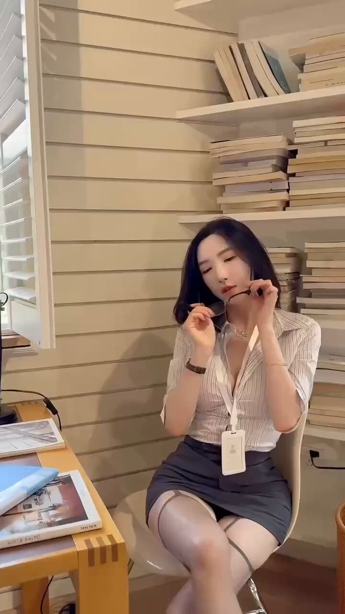 Zhu Xin poleca 💕 Lokalizacja 📍: #Szanghaj #DojrzałaKobieta #Fitness #Joga #DługieNogi Wzrost/174cm Biust/D Urodzona w 1997 roku, Nauczy...