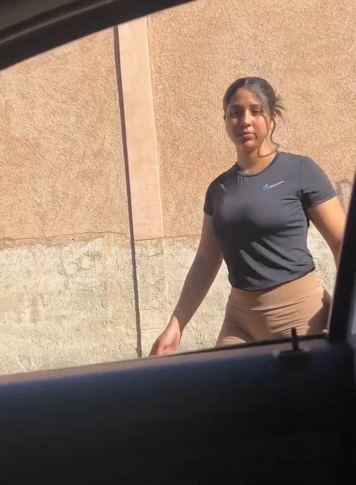 ギャルが車のそばで誘惑して黒いデカチンをディープスロート！Tバックのヒップを激しく揺らし、キッチンやソファで激しく突かれる