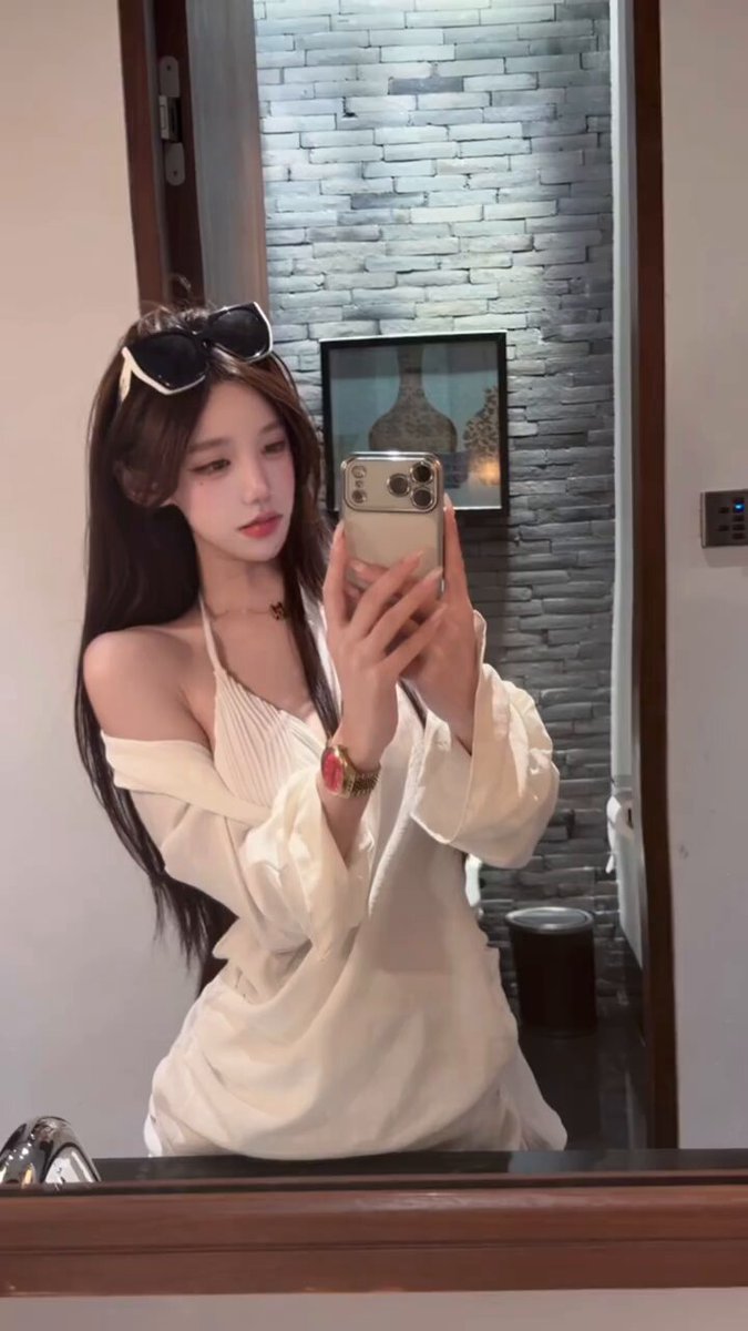 酒店浴室电梯大胆自拍！长腿美女露乳吊带超诱惑