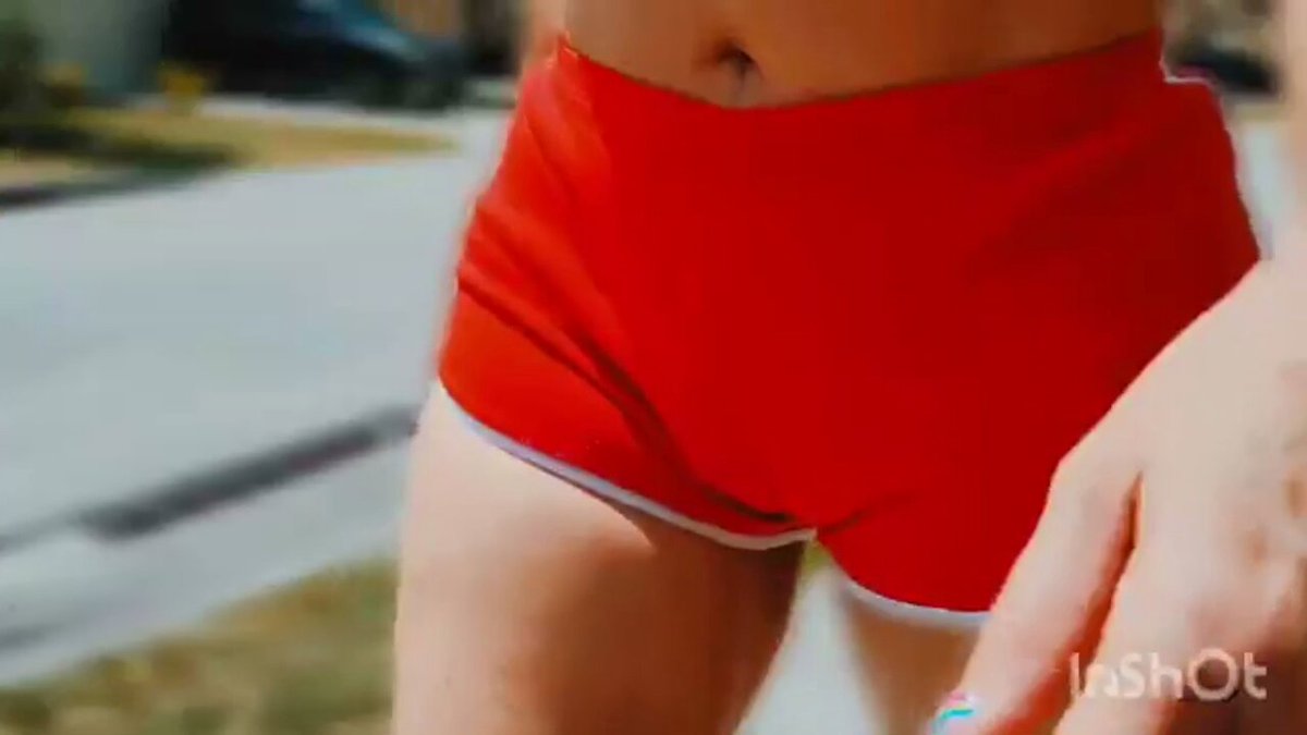 今天是星期二，有时候你会看到胸部，有时候你会受到挑逗。如果你想看更多，请付费支持创作者！


 