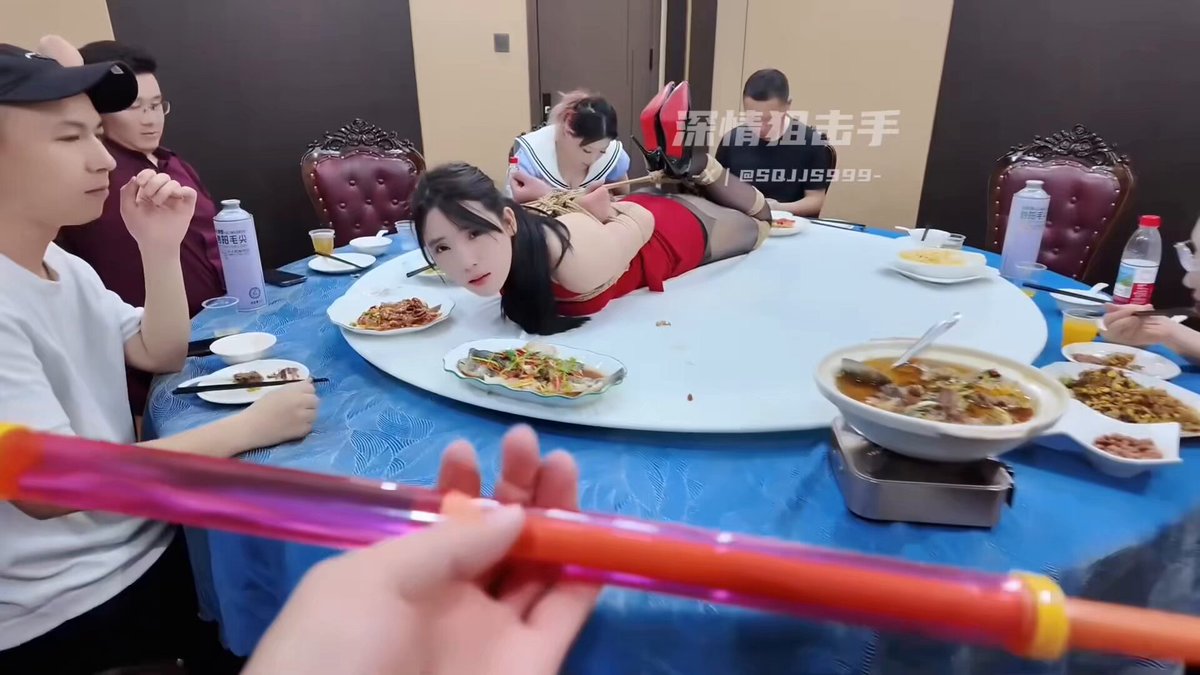 这个饭局怎么样？这才是个饭局该有的样子，是不是要比跳跳舞的好玩多了，全程一个多小时，每一刻都相当刺激，妹子松绑后还给在座的各位奖励了一番… 