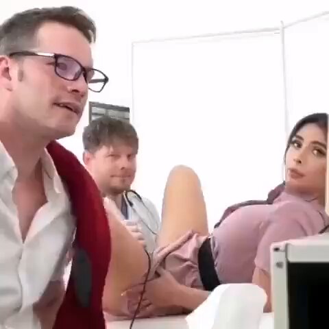 丈夫带着妻子去医院体检肚子里的宝宝，男医生趁其不备直入骚穴，太刺激了！
（
 