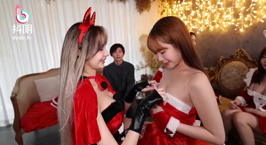 12.25抖阴大片，骚逼喷奶挨操，鸡巴轮番内射，奶汁满床！  