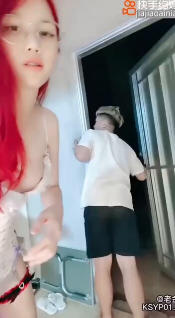 绝世极品少妇寂寞难耐 爸妈在家也胆大包天 竟把弟弟拉到阁楼做爱
被翘几把弟弟按在门上握着粉嫩奶子爆插 欲仙欲死时老公打电话过来也舍不得停下 
...