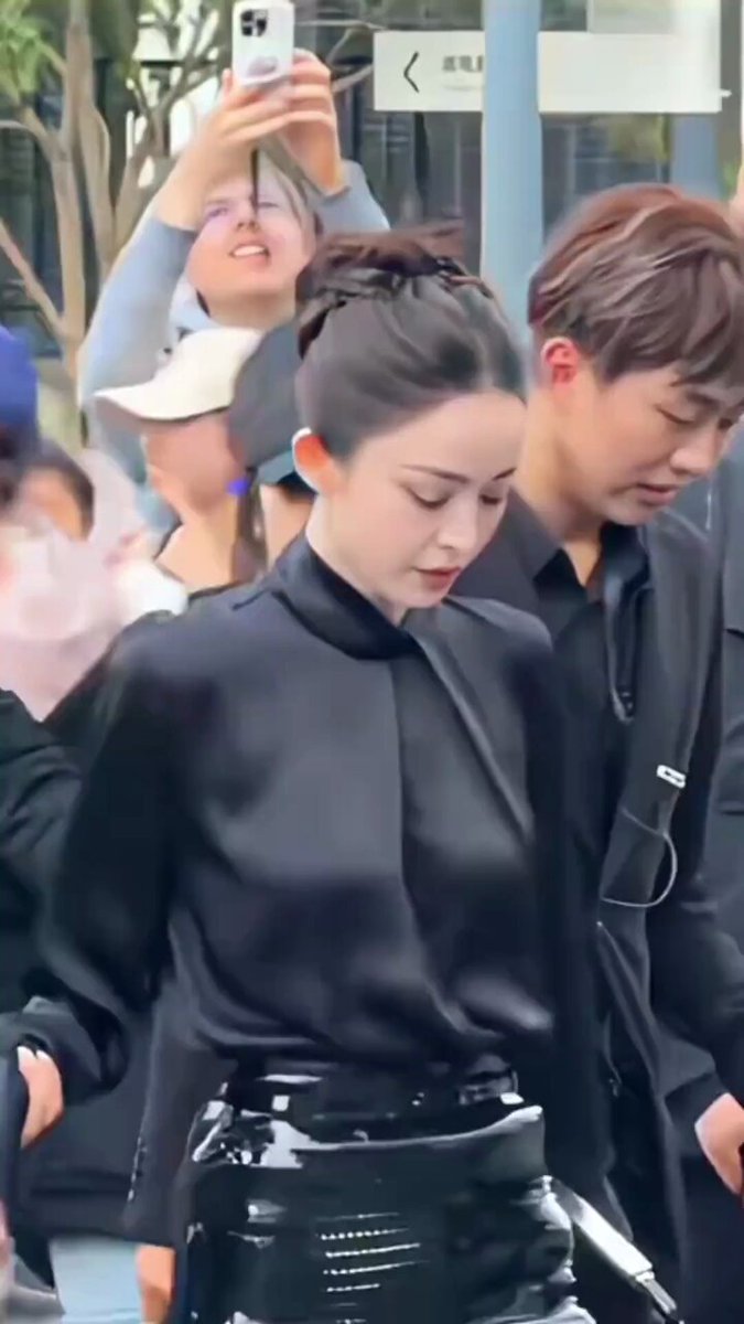 Black-Stockings Beauty Tempts on the Street! Tight Shiny Leather Skirt Wraps Her Perky Butt, Fans Can't Stop Filming