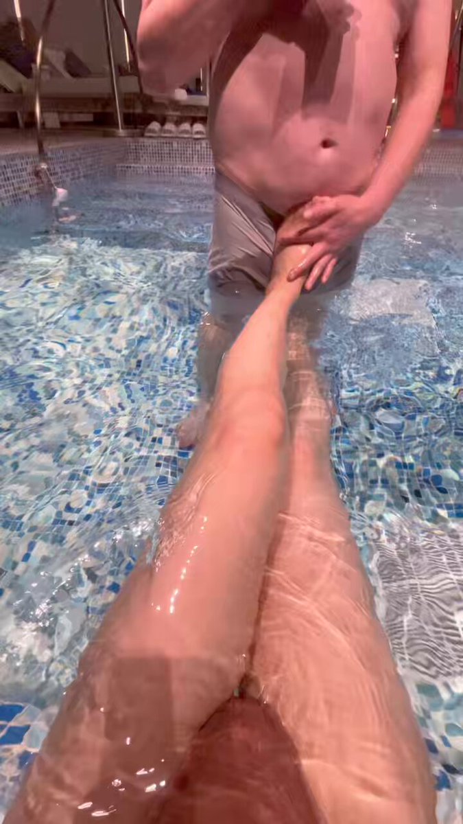 プールサイドでぽっちゃり男性が美女の太ももを弄り、太ももの付け根から濡れた秘部に直接迫る