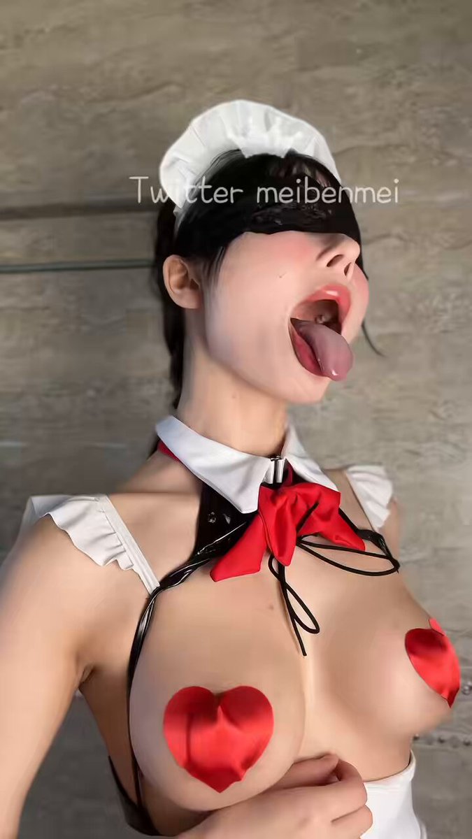 目隠しメイドが舌を出して誘惑！赤いハートの乳首シールで揺れる巨乳が超セクシー