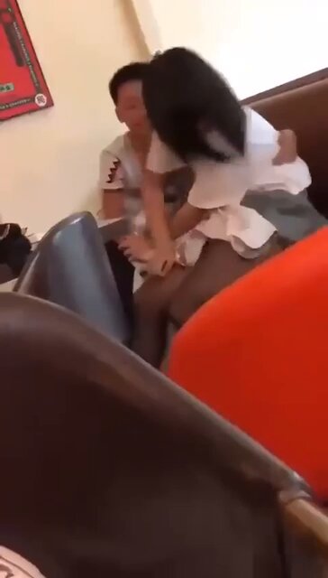 姐姐今天穿的太诱惑了 雪白的皮肤本来就很诱人了 今天穿着jk短裙加黑丝。按耐不住的弟弟最后还是当着众人的面成功操了自己的黑丝姐姐

(  