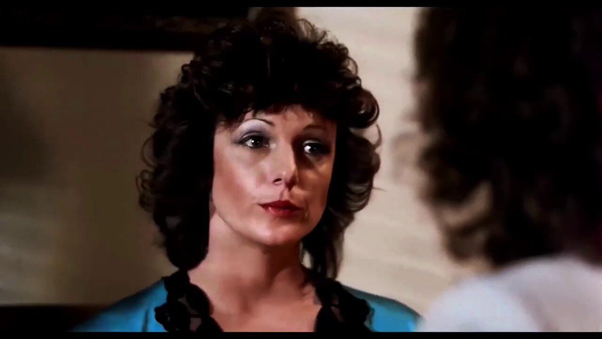 巻き髪の熟女が大チンコをディープスロートでむさぼり精液を飲む　ベッドで激しい交わり何度も絶頂