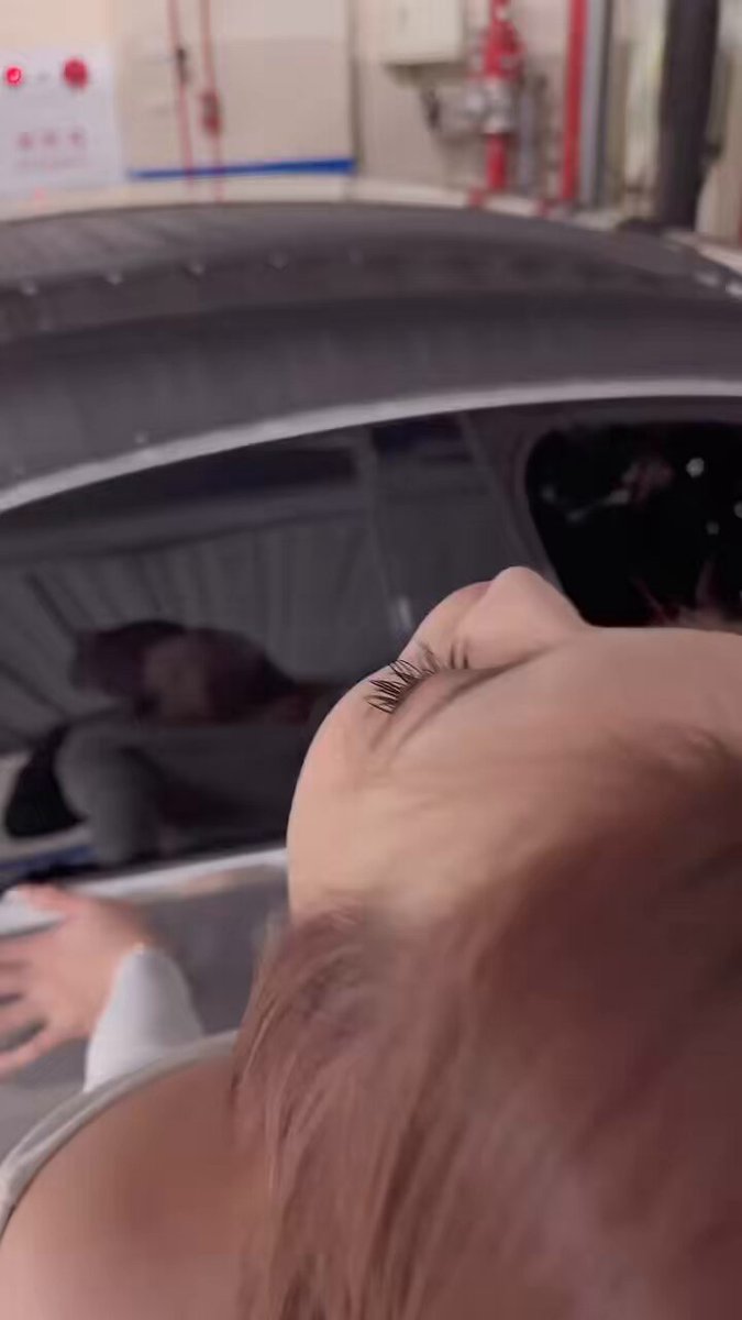 下班了 🧨
要来收心操一下吧💦🔥
啊怎么在停车场….🥵
而且在监视器下面🫣

要操一下吗？🤍 