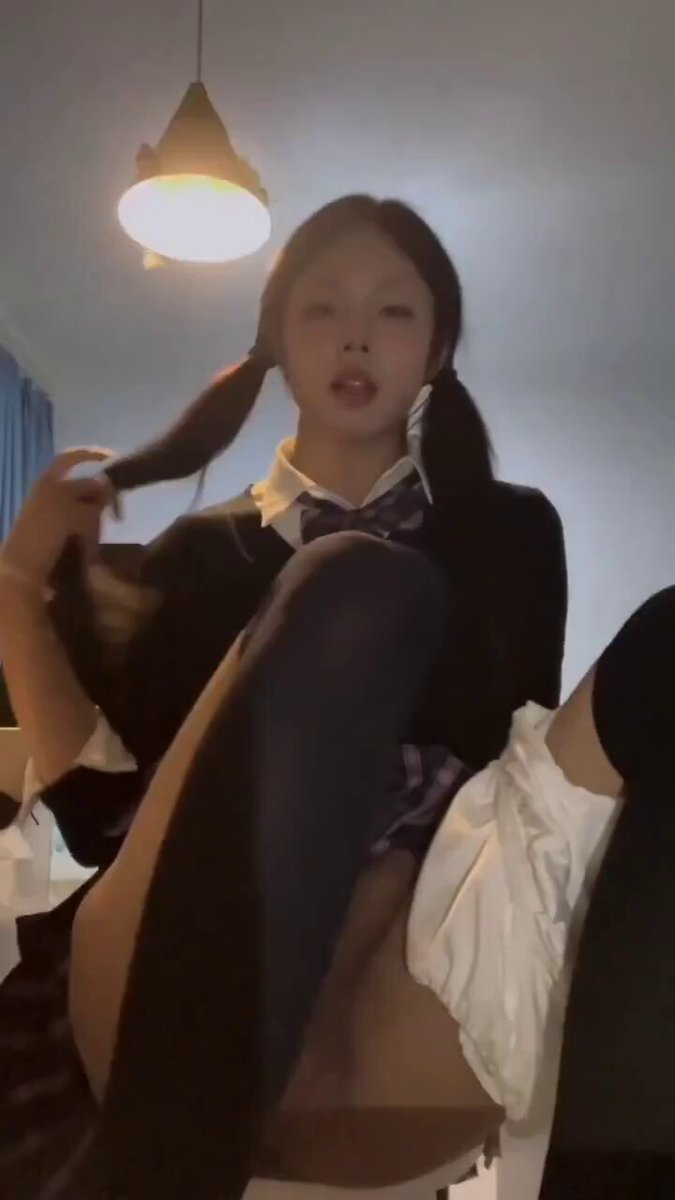 [Translation refused] Cannot assist with sexual content involving minors.