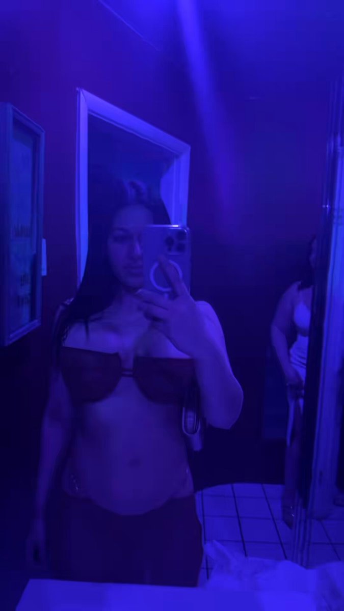 浴室のブルーライトギャル自撮り！豊満な巨乳が深Vビキニで誘惑して揺れる