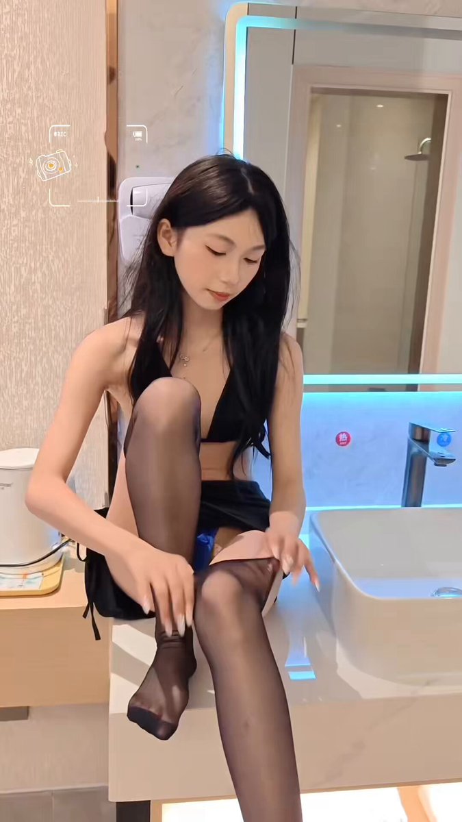 美好的人当然要慢慢品鉴，就这张权威的脸就可以让我忽略其他方面的不完美，进入的时刻那么一点瑕疵也可完全忽略了，还用那可爱的小嘴帮我上下舔弄...