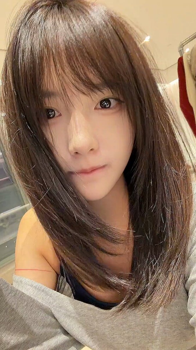 刘玥 甘い前髪の女の子 浴室セルフィー誘惑 肩出しローカットで巨乳を見せる
