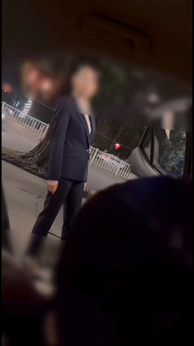 Car Sex Temptation! OL Female Boss in Deep-V Suit with Huge Breasts Shaking, Fucking Wildly at Night