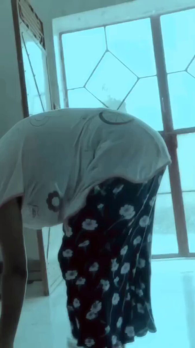 豊満ヒップの美女が前屈みで床を拭く―突き出した尻の誘惑、ピタッとした花柄スカートの下に濡れた淫らな穴が覗く