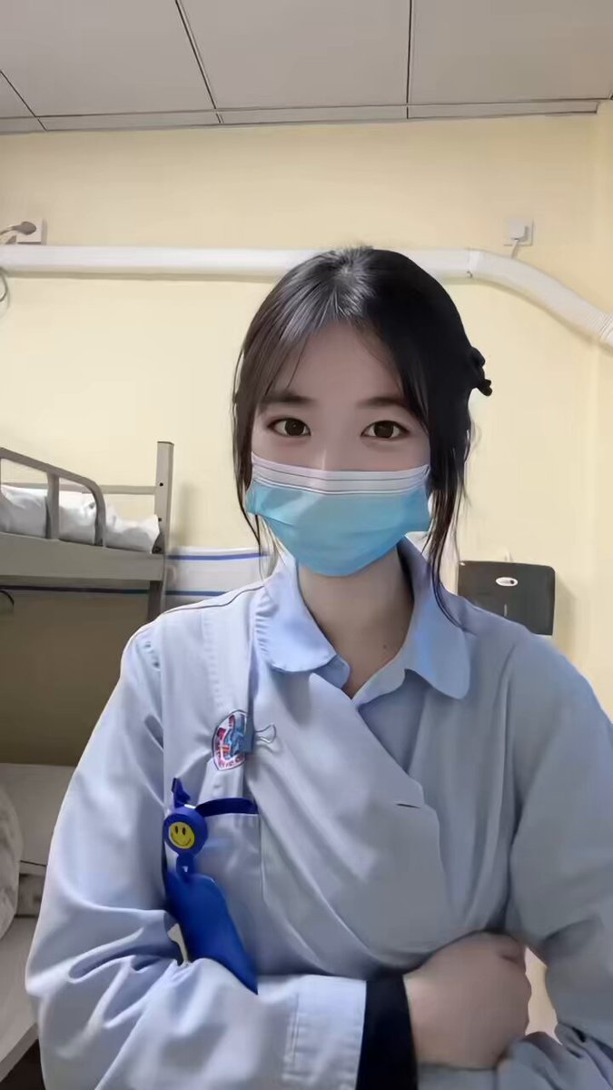 病院の看護師、マスクの下の巨乳誘惑―白衣を脱いでピンクの大きな胸を露出して激しく揺らす