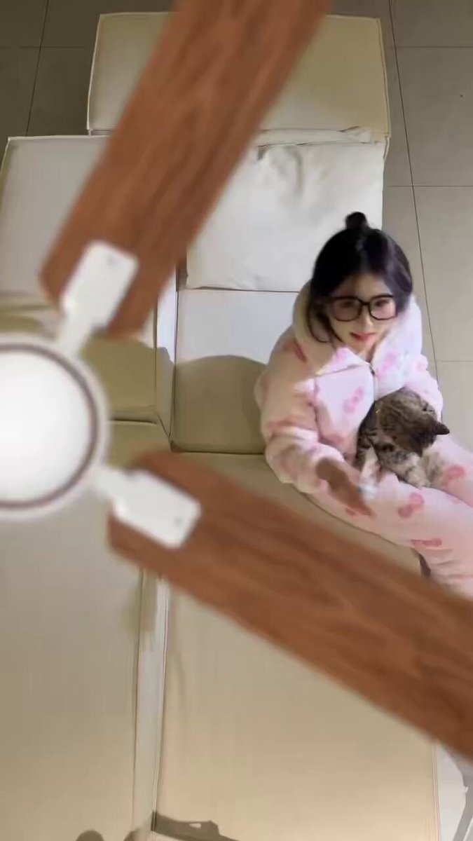 眼镜妹沙发诱惑！粉色睡衣变身黑丝OL，躺姿爆乳翘臀等你操