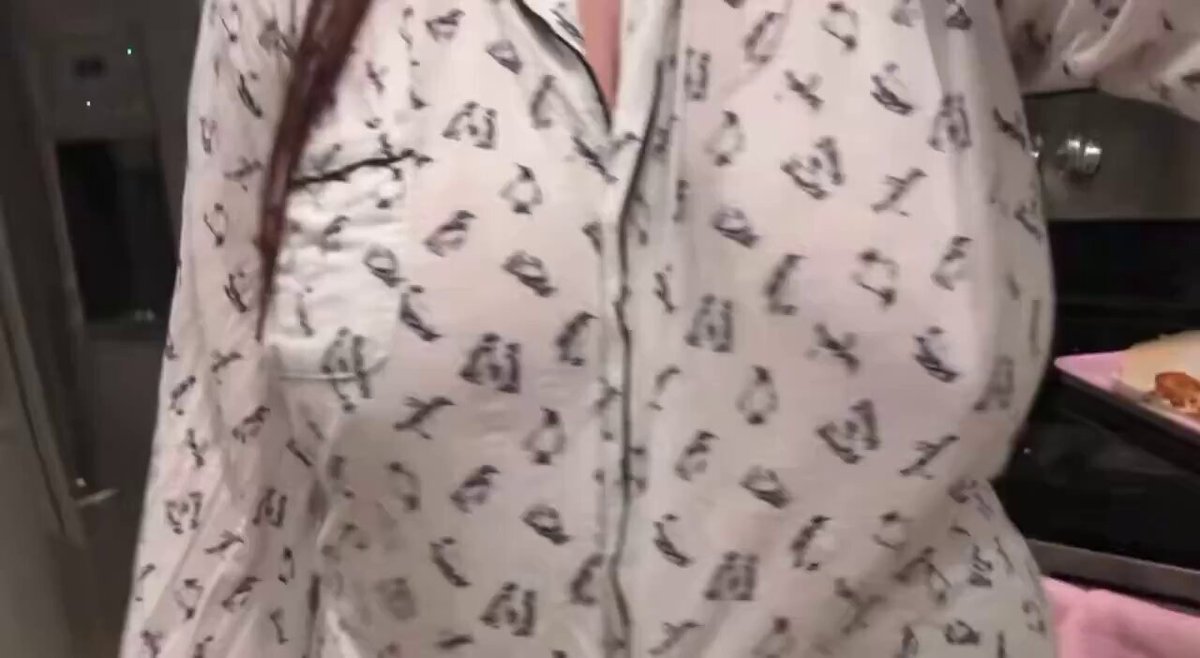 薄手のナイトウェアの巨乳若妻が半裸で誘惑 — 胸が揺れ、超爆乳